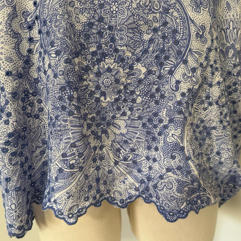 “Multiples” Medium blue and white paisley print w/eyelet border P2P 22" - Picture 3 of 9